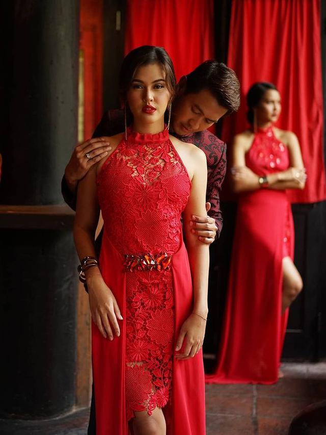 6 Potret Hessel Steven Bersama Rebecca Tamara dan Valerie Krasnadewi Bertema Imlek