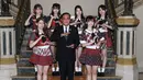 Grup musik Jepang, AKB48 berfoto bersama PM Thailand, Prayut Chan-O-Cha di Gedung Pemerintahan di Bangkok, Kamis (13/8). Kunjungan ini adalah promosi AKB48 untuk mempersiapkan konser di Bangkok pada Desember mendatang. (Government Spokesman Office via AP)