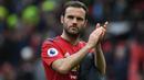 Gelandang Manchester United, Juan Mata memberi aplaus kepada para fans setelah berakhirnya laga Liga Inggris 2018/2019 di Old Trafford Stadium, Manchester (28/4/2019). Juan Mata yang total membela Chelsea dalam 135 laga dengan torehan 32 gol dan 58 assist akhirnya dilepas ke Manchester United pada tengah musim 2013/2014 dengan nilai transfer 44,73 juta euro. (AFP/Paul Ellis)
