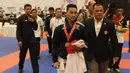 Panglima TNI Jenderal Gatot Nurmantyo memberikan selamat kepada karateka Ahmad Zigi Zaresta usai berhasil menjadi juara dunia pada Kejuaraan Dunia Karate Junior, Cadet dan U-21 di ICE, BSD, Tangerang, Kamis (12/11/2015). (Bola.com/Vitalis Yogi Trisna)