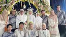 Kini tercatat Andika Kangen Band menikah kelima kalinya. Andika juga terlihat serasi bareng Ayu Kartika bersanding dengan personel Kangen Band.  (Liputan6.com/IG/@izzy_alfarizi)