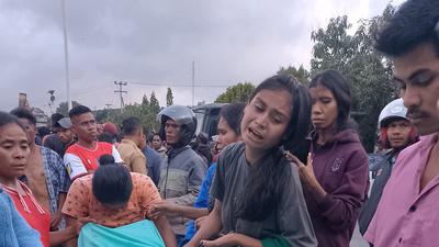 Warga Geruduk Mapolres Sumba Barat, Bawa Jenazah dan Bakar Mobil Dinas