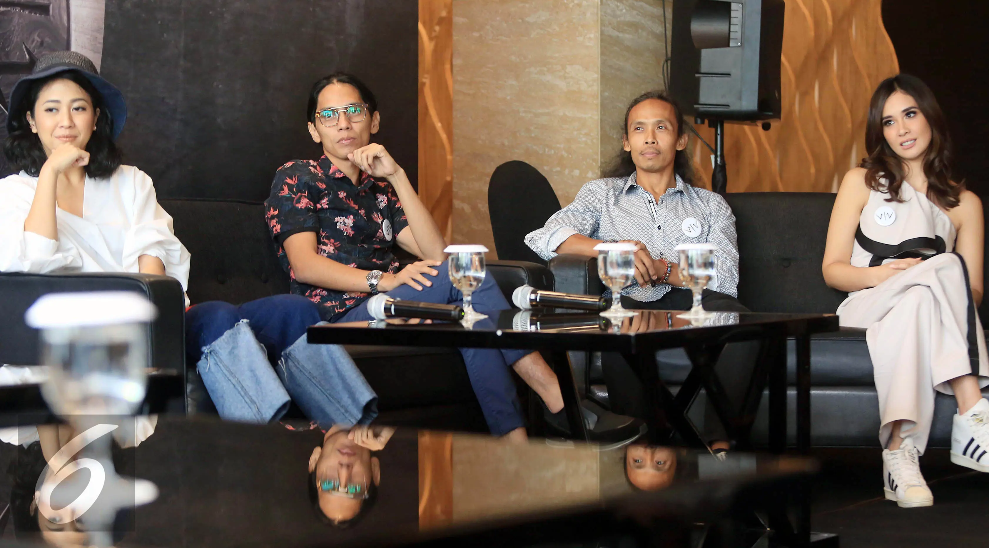 Suasana konfrensi pers film Wiro Sableng 212. (dari kiri) Sherina, Angga Dwimas Sasongko, Yayan Ruhiyan dan Marsha Timothy. (Herman Zakharia/Liputan6.com)