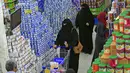 Pengunjung berbelanja bahan makanan dan persediaan saat mereka mempersiapkan diri seminggu menjelang bulan suci puasa Ramadan di supermarket di ibu kota Yaman, Sanaa, Selasa (6/4/2021). (AFP Photo/Mohammed Huwais)