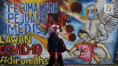 Warga melintasi mural ajakan melawan COVID-19 di Depok, Jawa Barat, Selasa (14/4/2020). Pemprov Jawa Barat akan memulai pembatasan sosial skala besar di Bogor, Depok, Bekasi pada Rabu (15/4) dengan menyiapkan anggaran Rp4 triliun sebagai jaring pengaman sosial. (Liputan6.com/Helmi Fithriansyah)