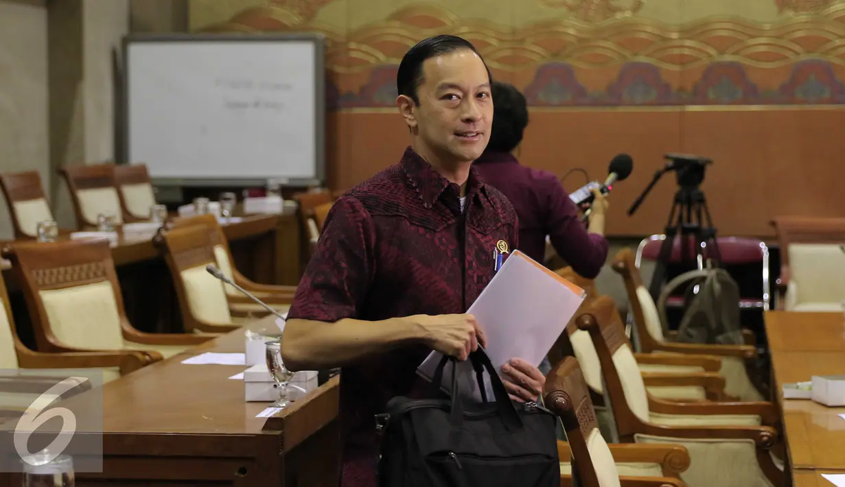 Eksperesi Menteri Perdagangan Thomas Lembong usai mengikuti raker dengan Komisi VI DPR, Jakarta, Kamis (4/2). Raker ditundah karena raker dengan Komisi VI DPR, Jakarta, Kamis (4/2). (Liputan6.com/Angga Yuniar)