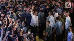 Sejumlah warga tampak berebut untuk berswafoto dengan Jokowi. Mereka juga terdengar berusaha memanggil-manggil Jokowi. (Liputan6.com/Faizal Fanani)
