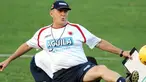 Aksi pelatih Kolombia, Eduardo Lara dengan bola saat sesi latihan di Medellin, Antioquia Deparment, 31 Agustus 2009, jelang laga kualifikasi lawan Ekuador. AFP PHOTO/Raul ARBOLEDA 