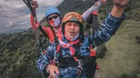 Terjun dari ketinggian 750 meter dari permukaan laut dan mendarat dengan sempurna di Lapangan Desa Tiwoho, Kecamatan Wori, Kabupaten Minahasa Utara, Sulut.