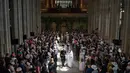 Pangeran Harry dan istri, Meghan Markle berjalan meninggalakan altar usai prosesi pernikahan mereka di Kastil Windsor, Inggris, Sabtu (19/5). Warga Inggris bersuka cita menyambut pernikahan Pangeran Harry dengan Meghan Markle. (Dominic Lipinski/POOL/AFP)