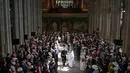 Pangeran Harry dan istri, Meghan Markle berjalan meninggalakan altar usai prosesi pernikahan mereka di Kastil Windsor, Inggris, Sabtu (19/5). Warga Inggris bersuka cita menyambut pernikahan Pangeran Harry dengan Meghan Markle. (Dominic Lipinski/POOL/AFP)