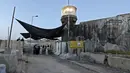 Anggota pasukan keamanan Israel berjaga-jaga di pos pemeriksaan Qalandia antara kota Ramallah Tepi Barat dan Yerusalem, ketika orang-orang Palestina menyeberang untuk menghadiri sholat Jumat kedua bulan Ramadhan di masjid Al-Aqsa, Jumat (23/4/2021). (ABBAS MOMANI / AFP)