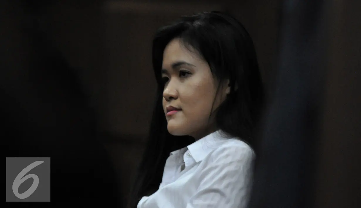 Ekspresi Jessica Kumala Wongso saat mendengarkan keterangan dari saksi ahli psikologi klinis Antonia Ratih Handayani di sidang lanjutan pembunuhan Mirna Salihin di PN Jakarta Pusat, Senin (15/8). (Liputan6.com/Johan Tallo)