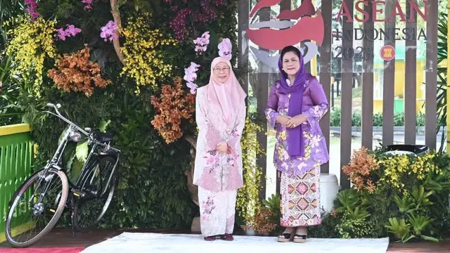 Anggun dengan Kebaya Ungu, Iriana Jokowi Ajak Para Pendamping Pemimpin KTT ASEAN Keliling TMII