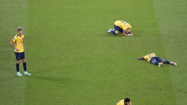 Para pemain Timnas Ekuador tertunduk lesu setelah tersingkir dari Piala Dunia 2022.