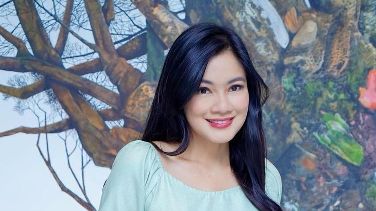 Sejak pertama kali muncul di dunia hiburan, Titi Kamal tetap konsisten dengan gaya rambut panjang.