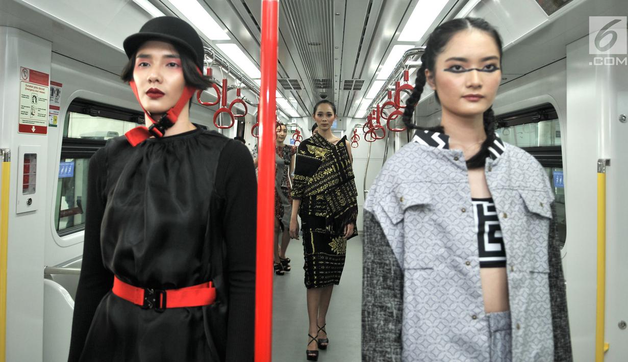 Model berpose saat memeragakan busana pada acara Jakarta Fashion & Food Festival (JFFF) 2019 di gerbong Light Rail Transit (LRT) Jakarta rute Stasiun Velodrome-Stasiun Boulevard Utara, Jakarta, Selasa (13/8/2019). Acara ini menampilkan 16 koleksi busana. (merdeka.com/Iqbal Nugroho)