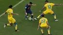 Pemain Barcelona, Lionel Messi dikepung pemain Las Palmas saat berusaha mencetak gol pada pertandingan Liga Spanyol di Camp Nou, Senin (2/10) dini hari. Dua gol Messi mewarnai kemenangan Barcelona3-0. (AP/Manu Fernandez)