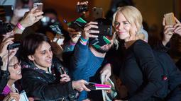 Nicole Kidman menyapa fans saat tiba menghadiri pemutaran film "Boy Erased" selama Toronto International Film Festival 2018 di Toronto, Kanada (11/9). Nicole Kidman tampil cantik dengan gaun hitam di acara tersebut. (AP Photo/Nathan Denette)