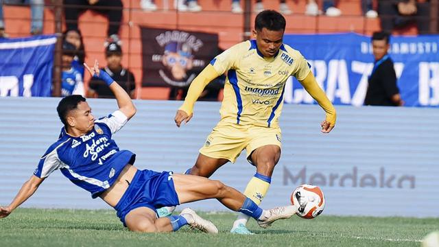 PSIM Yogyakarta melawan Persib Bandung.