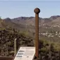 Kamera Milenium terletak di sebuah tiang di Bukit Tumamoc, menghadap ke lingkungan Tucson, Arizona – di mana (mudah-mudahan) kamera tersebut akan berjaga selama 1.000 tahun- Chris Richards, University Communications, University of Arizona