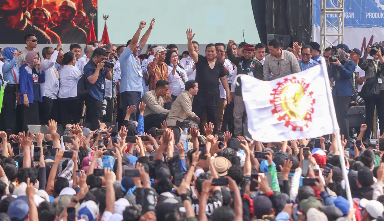 Presiden Prabowo Subianto (berkaos hitam) didampingi sejumlah pimpinan organisasi-organisasi buruh saat peringatan Hari Buruh Internasional atau May Day 2026 di kawasan Monumen Nasional (Monas), Jakarta, Jumat (1/5/2026). (merdeka.com/Arie Basuki)