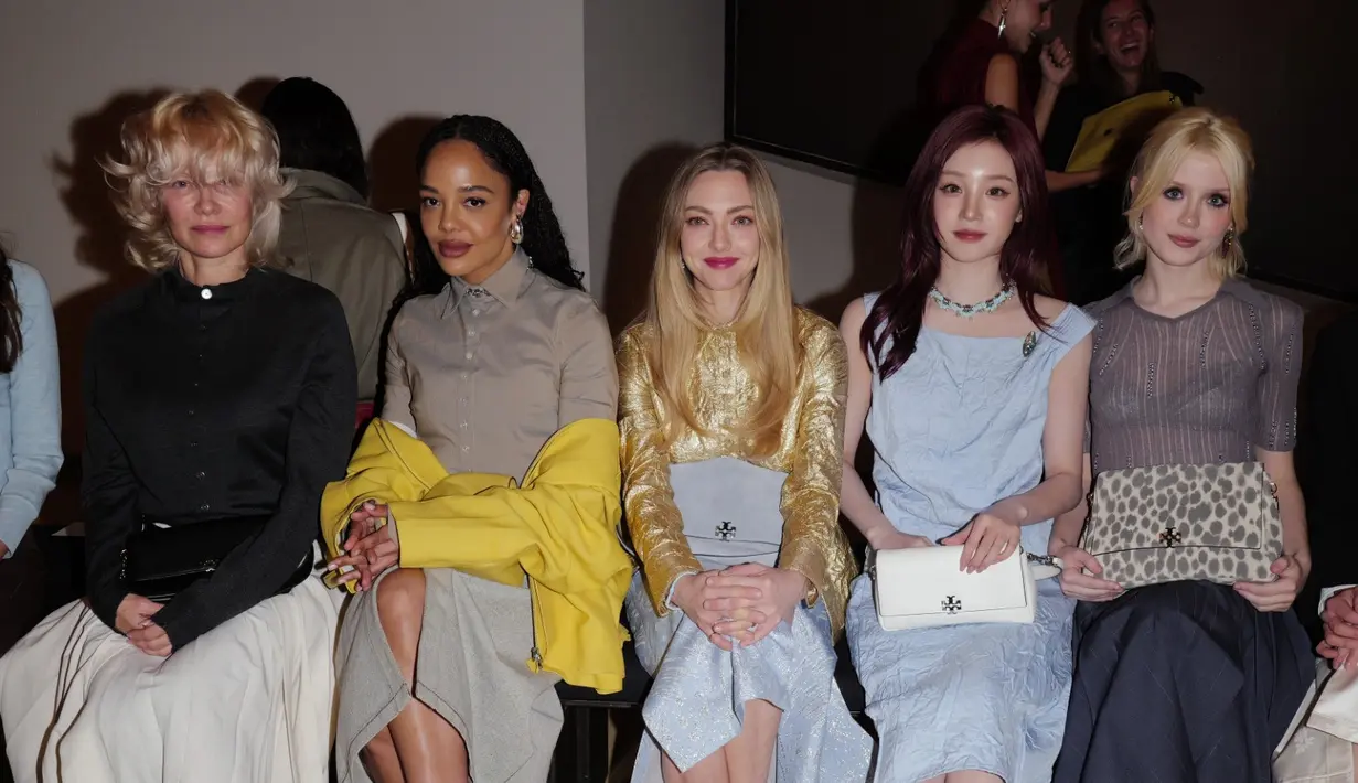 Amanda Seyfried tampil elegan dalam crushed lamé shirt yang berkilau dipadukan dengan rok Lurex jacquard bernuansa mewah. Ia melengkapi tampilannya dengan Charlie suede shoulder bag, Pierced pumps, serta anting runway bernuansa playful yang memberi sentuhan modern glam. [dok/toryburch].