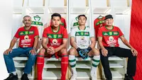 Para pemain mengenalkan jersey ketiga Persebaya. (Istimewa)