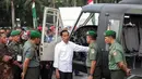 Presiden Jokowi tengah berbincang sejumlah Perwira TNI di Pameran  Alutsista TNI AD, Jakarta, Rabu (17/12/2014). (LIputan6.com/Faizal Fanani)