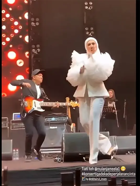 Potret detik-detik sepatu yang dikenakan lepas karena nyangkut kabel. Meski begitu, istri Ahmad Dhani itu tetap fokus menyanyi dengan suara dan power yang stabil.  [Instagram/mulanjameela1]