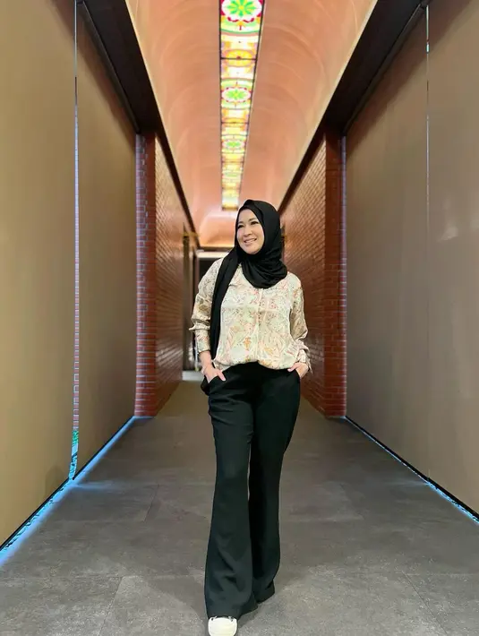 Proses cerai Okie dan Gunawan berjalan lancar karena keduanya telah sepakat untuk berpisah setelah 11 tahun hidup bersama. Sekedar informasi, Okie melayangkan gugatan pada 10 November 2023 lalu. [Instagram/okieagustina_]