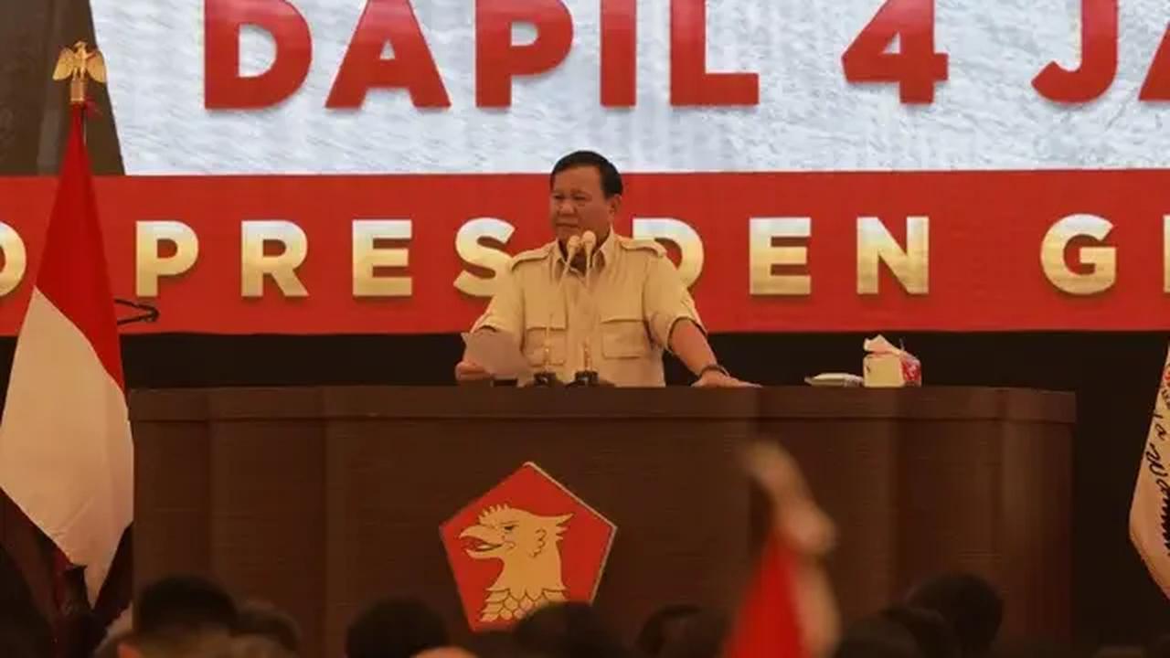 Prabowo juga menyinggung mengapa dirinya jarang tersenyum