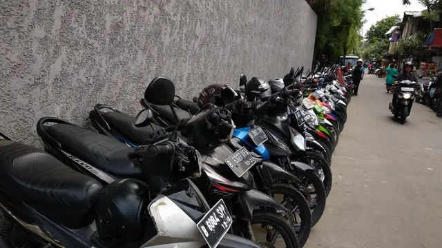 Parkir di rumah warga