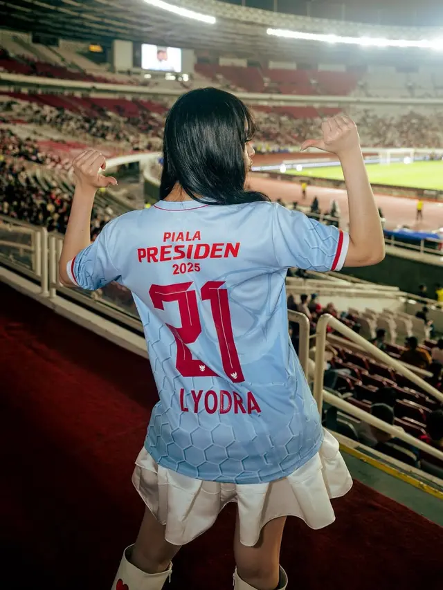 Lyodra pakai jersey saat  Pembukaan Piala Presiden 2025 di GBK. [@lyodraofficial]