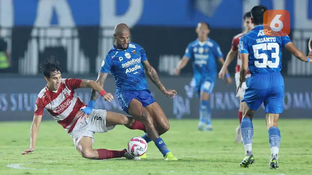 Foto: Aksi David da Silva Acak-acak Pertahanan Madura United, Borong 2 Gol Buat Persib
