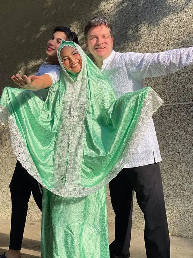 6 Potret Maudy Koesnaedi Tampil Berhijab, Bikin Pangling