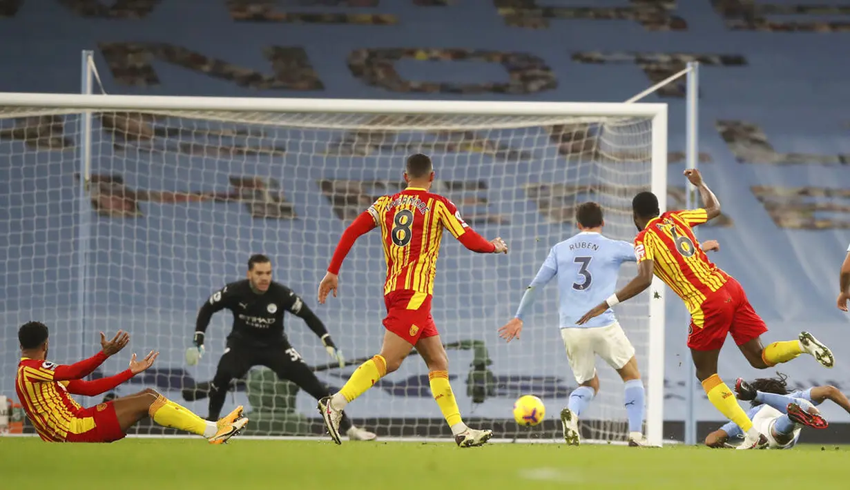 Pemain West Bromwich Albion Semi Ajayi (kanan) mencetak gol ke gawang Manchester City pada pertandingan Liga Inggris di Etihad Stadium, Manchester, Selasa (15/12/2020). Bermain imbang 1-1, Manchester City tetap berada di urutan 6 klasemen sementara. (Martin Rickett/ Pool via AP)