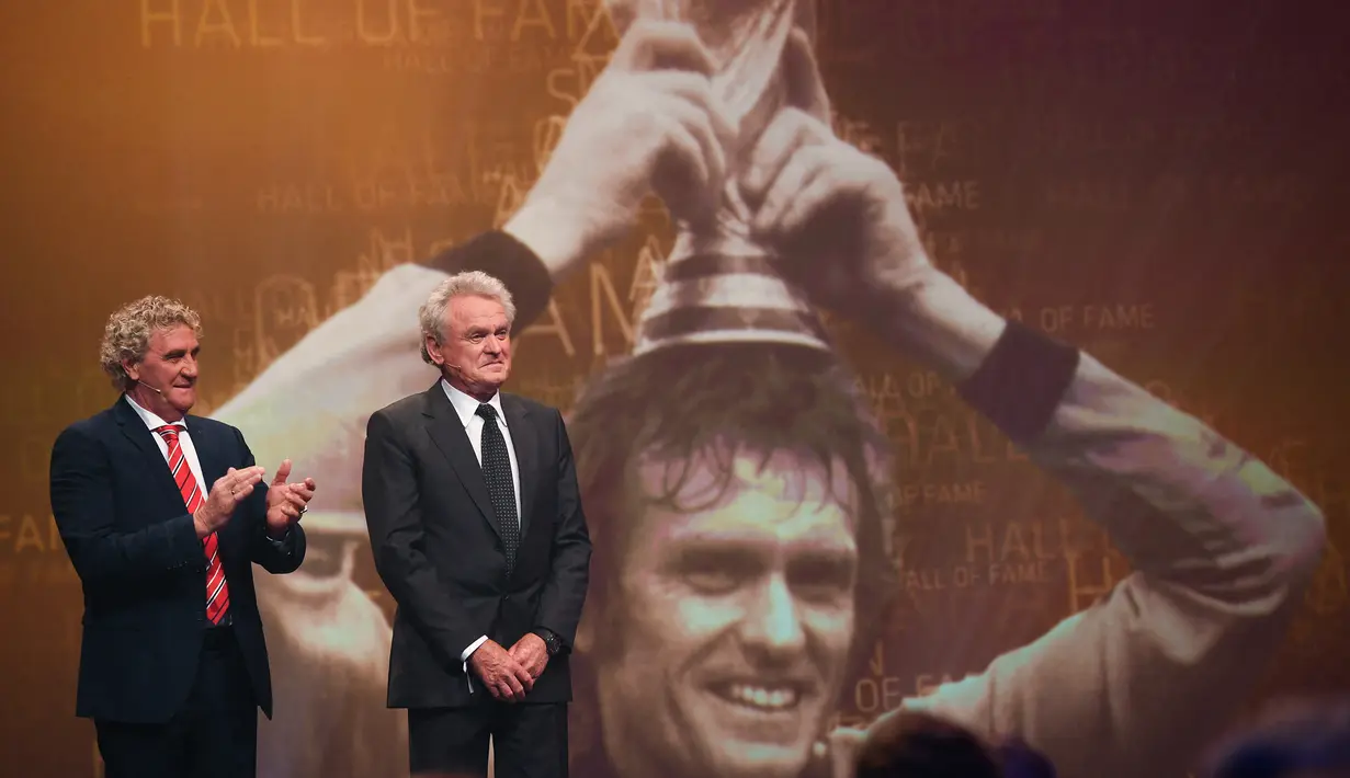 Sepp Maier. Eks kiper yang kini berusia 78 tahun ini menempati posisi kedua sebagai pemain terbaik Jerman sepanjang masa. Kelincahannya di bawah mistar menjadikannya dijuluki The Cat. Bersama Timnas Jerman mulai 1966 hingga 1979 ia total tampil dalam 95 laga dengan torehan 43 kali clean sheet dengan raihan 2 trofi, juara Piala Eropa 1972 dan juara Piala Dunia 1974. Sementara di level klub ia total tampil dalam 703 laga di semua ajang hanya bersama Bayern Munchen dengan torehan 219 kali clean sheet selama 18 musim mulai 1962/1963 hingga 1979/1980 dengan meraih banyak trofi di antaranya 4 kali juara Liga Jerman, 3 kali juara Piala Champions dan 1 kali juara Piala Winners. (AFP/Pool/Ina Fassbender)