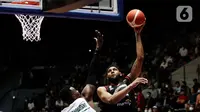 Pebasket Timnas Indonesia, Marques Terrell Bolden (kanan) mencoba mengecoh Muhammad Almarwani (Arab Saudi) pada Grup A FIBA Asia Cup 2022 di Istora Senayan, Jakarta, Selasa (12/7/2022). Timnas Basket Indonesia mengawali kiprah di FIBA Asia Cup 2022 dengan menundukkan Arab Saudi dengan skor 80-54. (Liputan6.com/Helmi Fithriansyah)