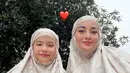 Ririn Ekawati tak kalah cantik dengan wajah nyaris bare face saat Sholat Ied. Kembaran mukena dengan sang putri, Ririn pulas wajahnya dengan makeup minimalis [@ririnekawati]