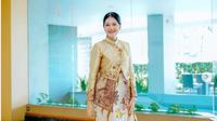 Tampilan Anggun Kahiyang Ayu Sambut Liburan, Padukan Dress Batik dengan Heels dari Brand Mewah Spanyol.&nbsp; foto: (dok.Instagram @ayanggkahiyang/https://www.instagram.com/p/DD0zaENS6Jl/Henry)