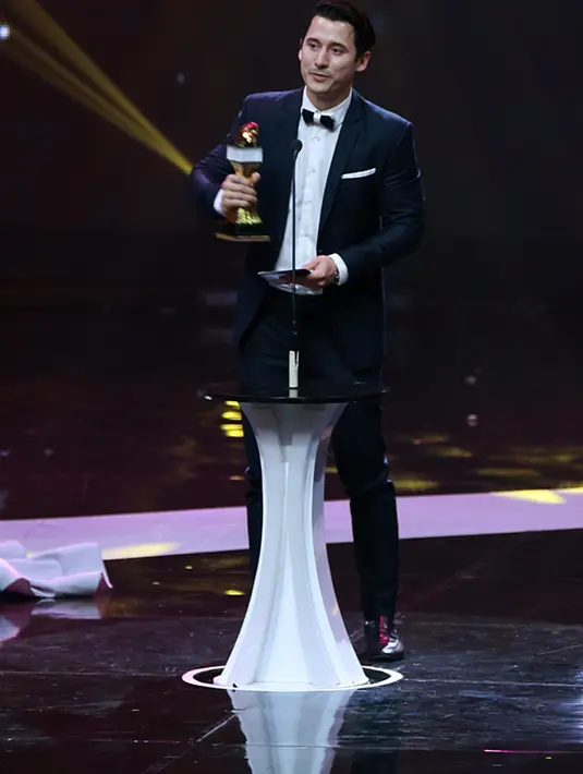 Nino Fernandez, Pemeran Pendukung Pria Terbaik dalam Indonesian Box Office Movie Awards (IBOMA) 2016. Ia menang lewat film 'Bulan Terbelah di Langit Amerika'. (Deki Prayoga/Bintang.com)