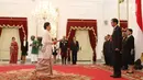 Dubes Myanmar untuk RI Ei Ei Khin Aye (kiri) menyerahkan surat-surat kepercayaan Duta Besar Luar Biasa dan Berkuasa Penuh (LBBP) untuk Republik Indonesia kepada Presiden Joko Widodo di Istana Merdeka, Jakarta, Selasa (12/9). (Liputan6.com/Angga Yuniar)