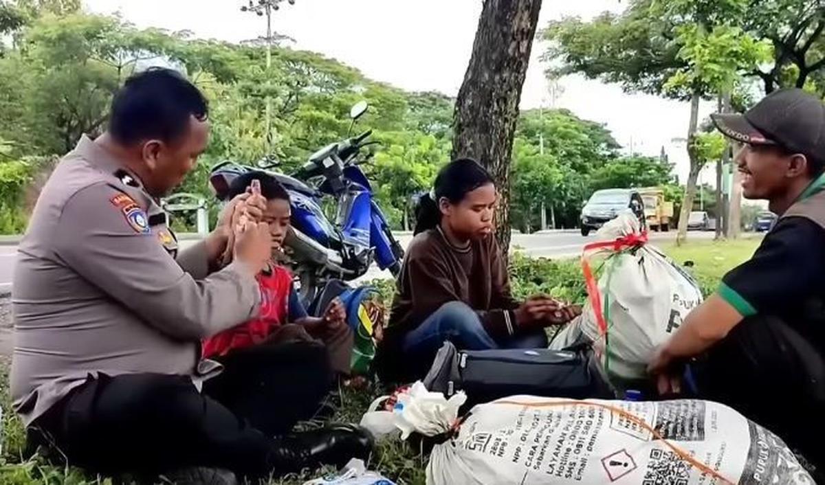 Aipda Purnomo merasa heran dengan kondisi anak Yanuar yang sangat kotor karena terpapar debu. Dirinya pun mengelap anak tersebut dengan menggunakan tisu basah.