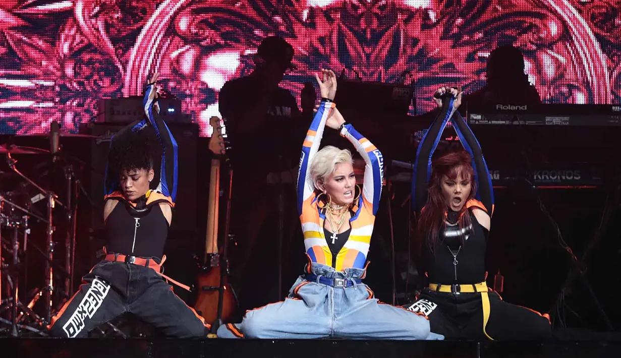 Malam itu, merupakan malam pertama kalinya penyanyi 31 tahun itu membawakan empat lagu baru miliknya. Single baru yang berbeda dari lagu sebelumnya disuguhkan dalam lagu bertajuk As Long I Get Paid. (Deki Prayoga/Bintang.com)