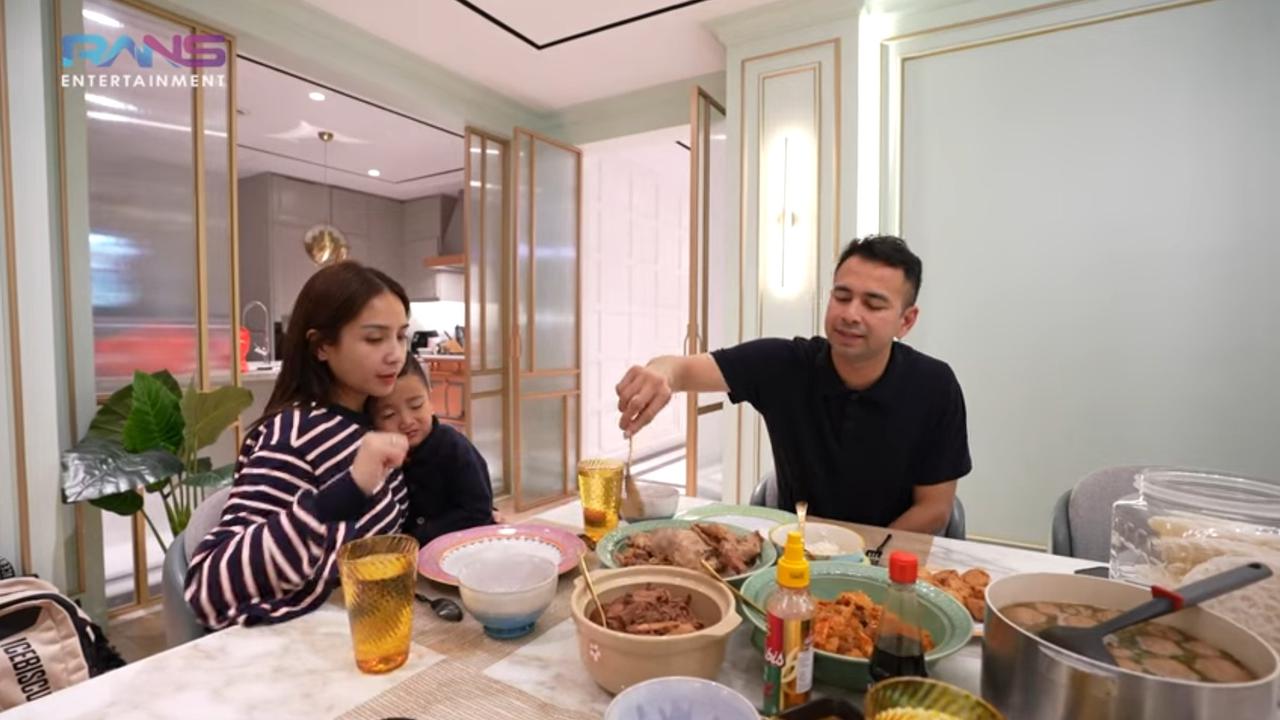 Potret Raffi Ahmad & Nagita Slavina Makan Sahur Istimewa di Rumah, Menu Gudeg Solo Kiriman Jokowi