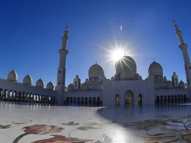 Suasana di halaman Masjid Agung Sheikh Zayed di ibukota UEA Abu Dhabi (15/3). Masjid ini dinamai sesuai dengan tokoh besar dibalik ide pembangunannya, Sheikh Zayed bin Sultan Al Nahyan. (AFP Photo/Giuseppe Cacace)