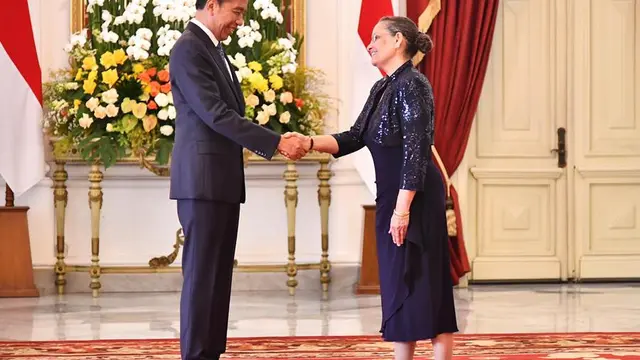 Duta Besar AS untuk Republik Indonesia yang baru Kamala Shirin Lakhdhir menyerahkan surat kepercayaannya kepada Presiden Joko Widodo (Jokowi), Kamis (8/8/2024). (Dok. Sekretariat Presiden RI)