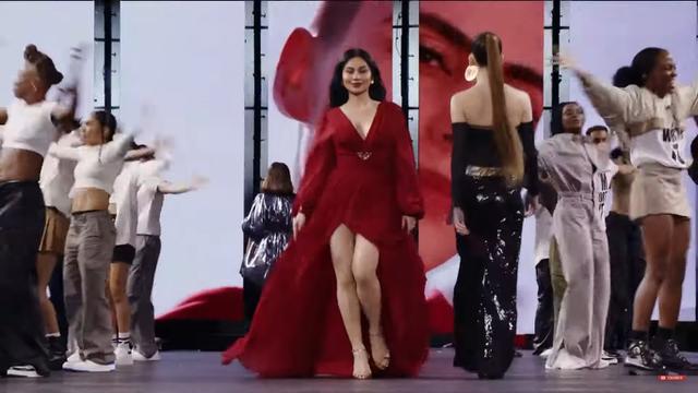 Ariel Tatum Debut di Paris Fashion Week