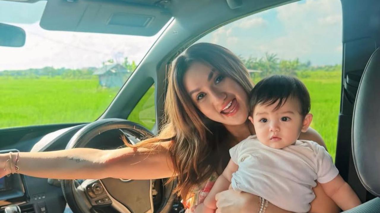 Tinggal di Bali, Tengku Dewi Putri Bagikan Rutinitas Jemput Anak yang Penuh Kejutan